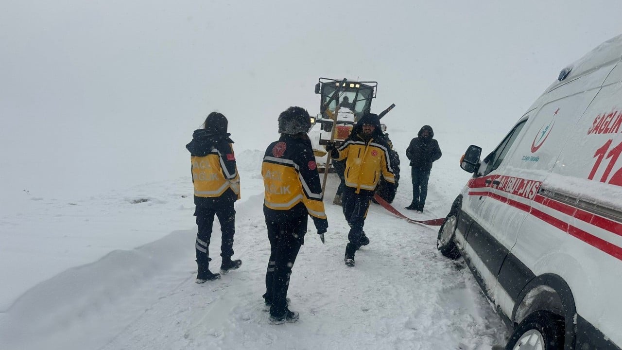 Foto - Kar kalınlığı 1 metreyi buldu! Ambulanslar yolda kaldı