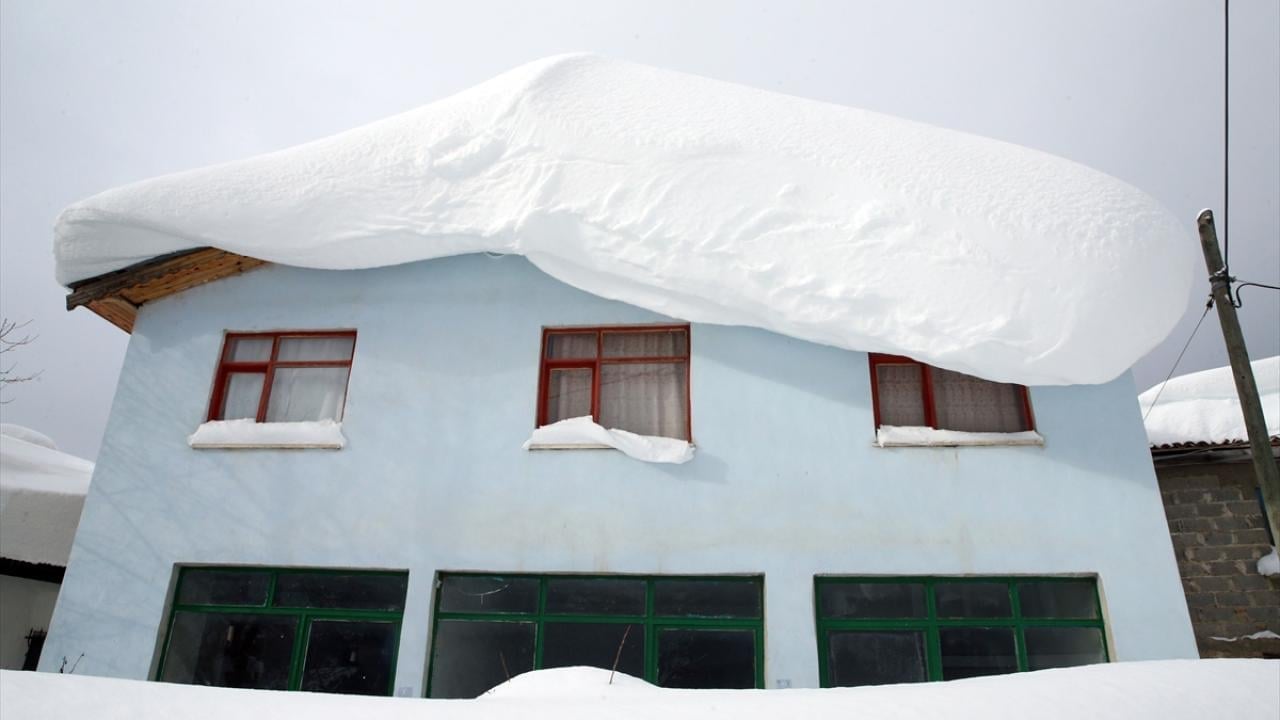 Foto - Kar kalınlığı bir metreyi aştı! Vatandaşlar kürekle mesaiye başladı