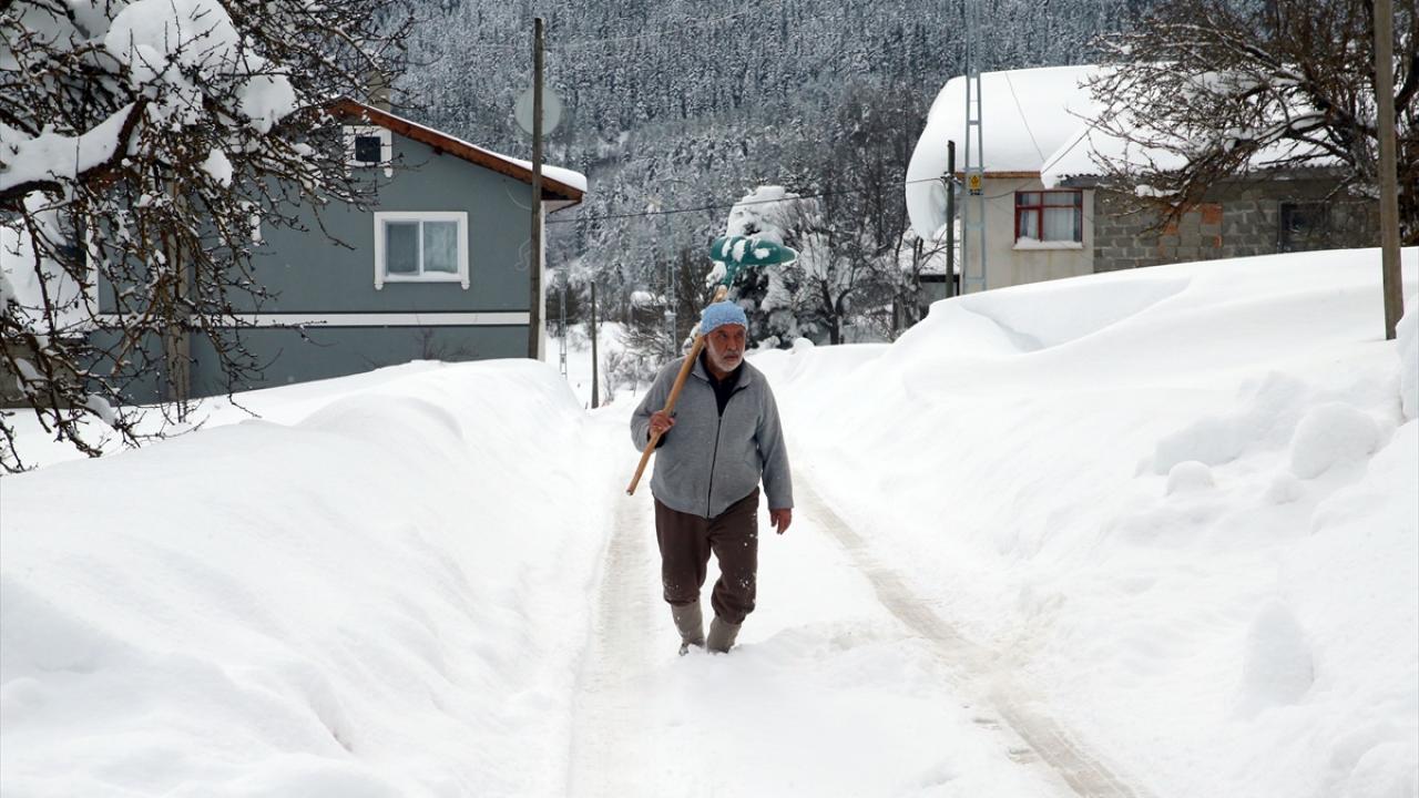 Foto - Kar kalınlığı bir metreyi aştı! Vatandaşlar kürekle mesaiye başladı