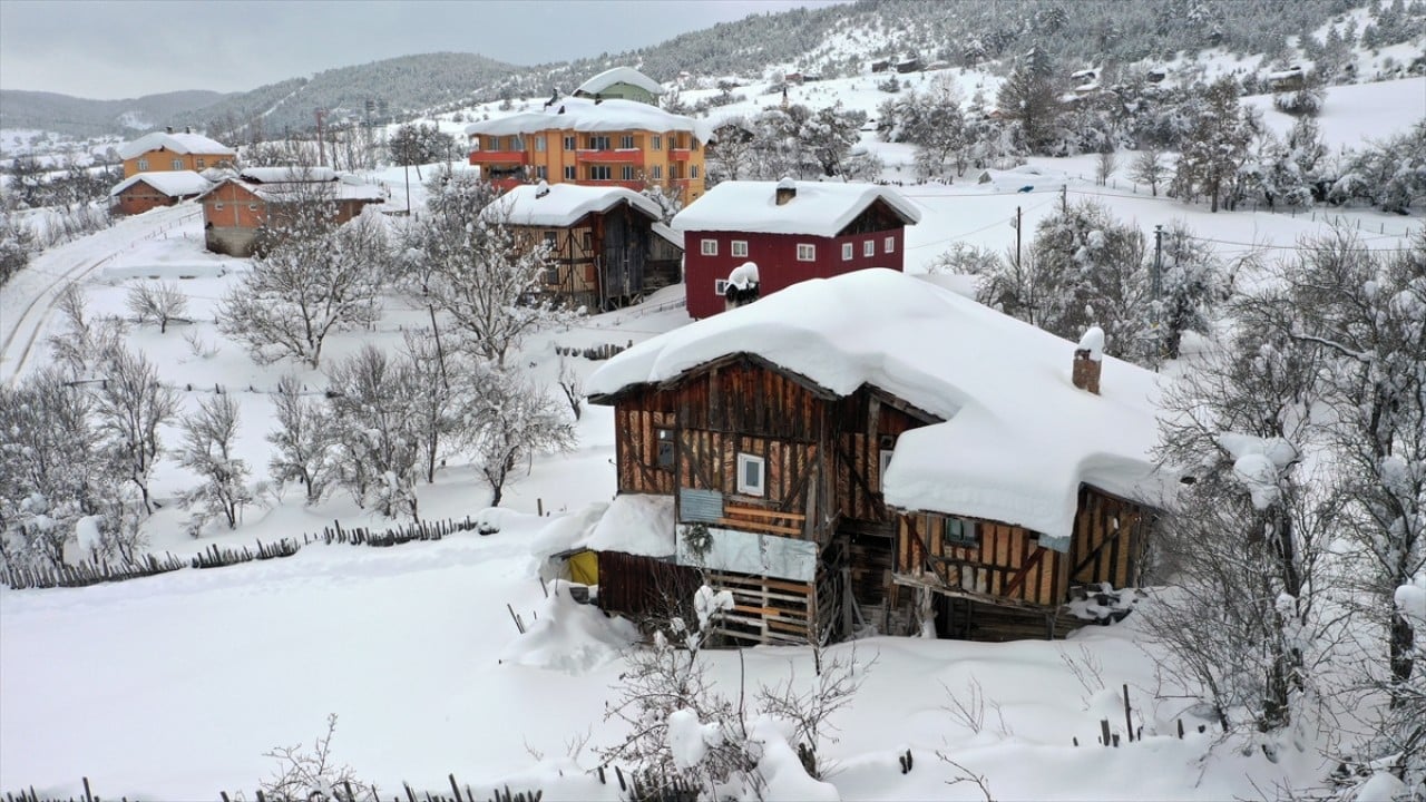 Kar kalınlığı bir metreyi aştı! Vatandaşlar kürekle mesaiye başladı