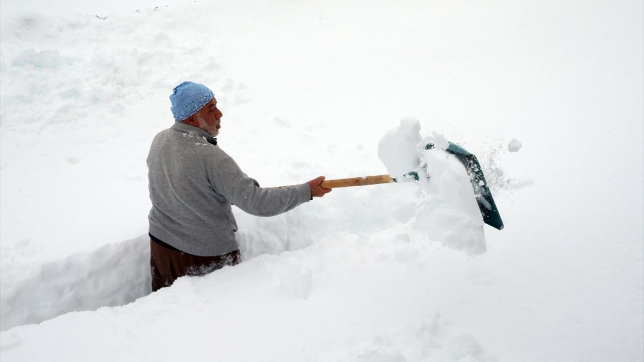 Foto - Kar kalınlığı bir metreyi aştı! Vatandaşlar kürekle mesaiye başladı