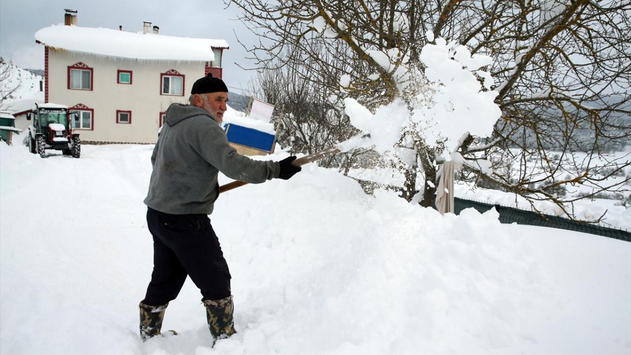 Foto - Kar kalınlığı bir metreyi aştı! Vatandaşlar kürekle mesaiye başladı