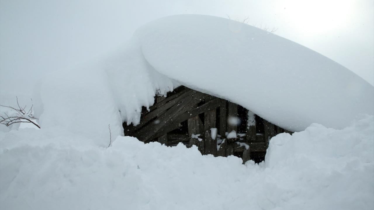 Foto - Kar kalınlığı bir metreyi aştı! Vatandaşlar kürekle mesaiye başladı