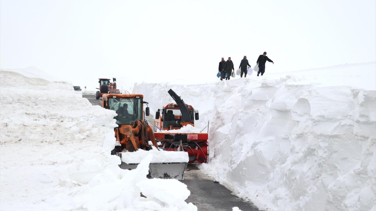 Foto - Kar kalınlığının 5 metreyi bulduğu bölgede yol ulaşıma böyle açıldı