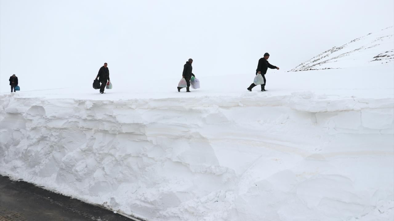 Foto - Kar kalınlığının 5 metreyi bulduğu bölgede yol ulaşıma böyle açıldı