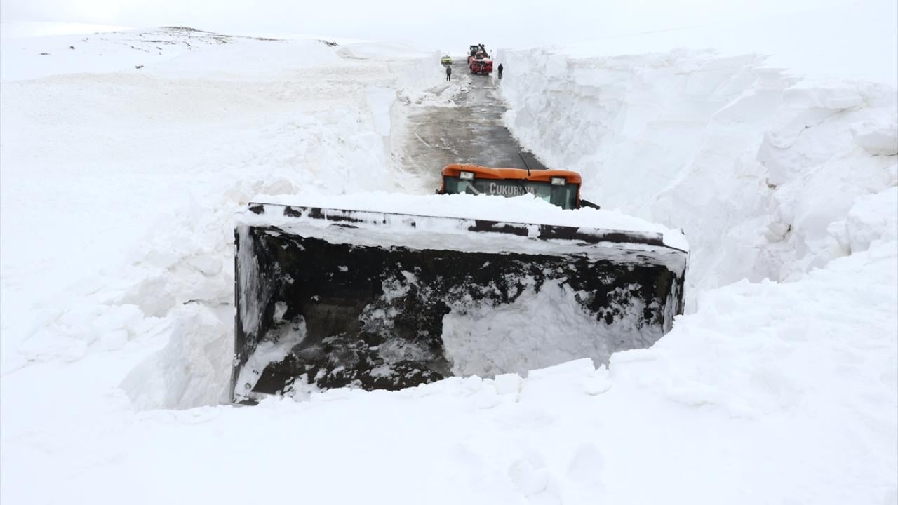 Foto - Kar kalınlığının 5 metreyi bulduğu bölgede yol ulaşıma böyle açıldı
