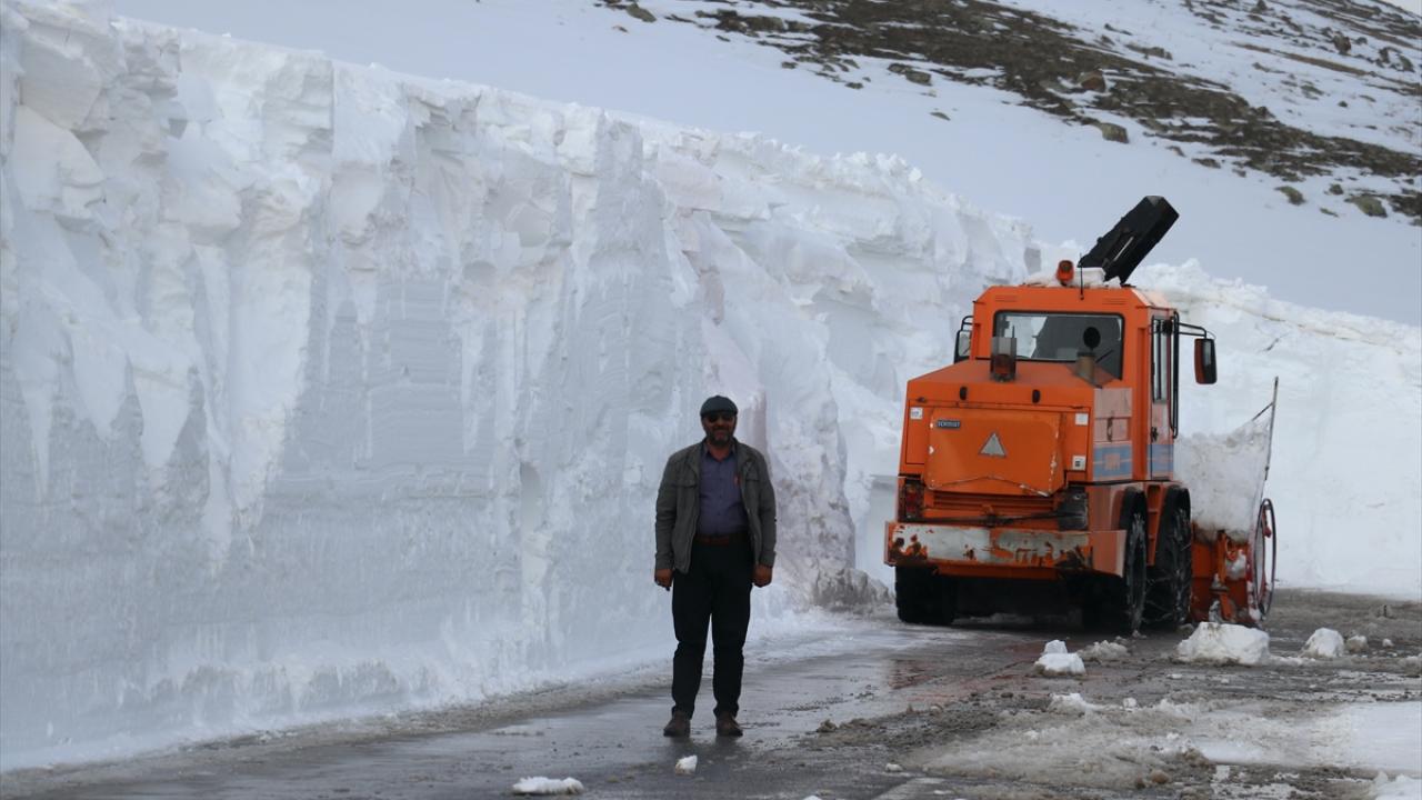 Foto - Kar kalınlığının 5 metreyi bulduğu bölgede yol ulaşıma böyle açıldı