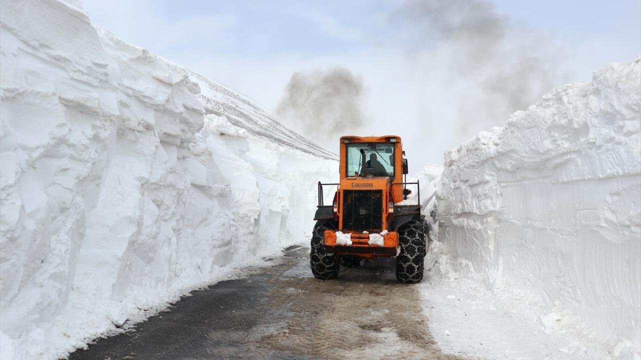 Foto - Kar kalınlığının 5 metreyi bulduğu bölgede yol ulaşıma böyle açıldı