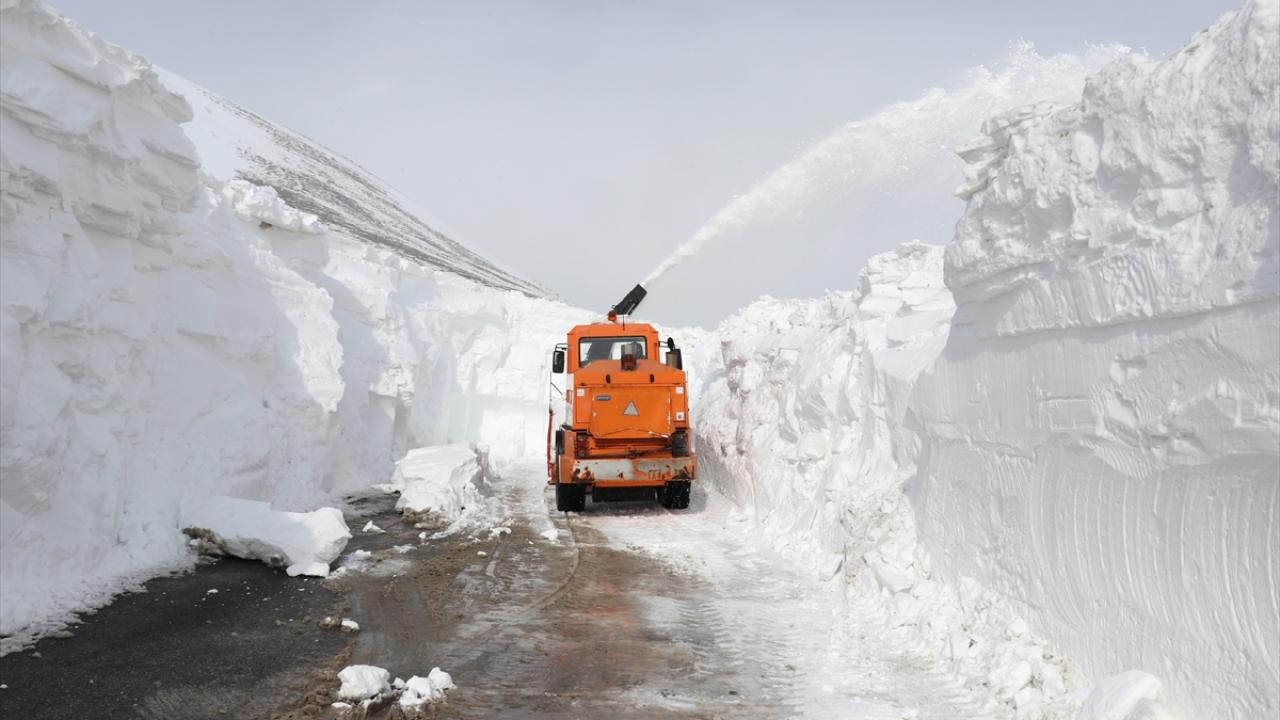 Foto - Kar kalınlığının 5 metreyi bulduğu bölgede yol ulaşıma böyle açıldı