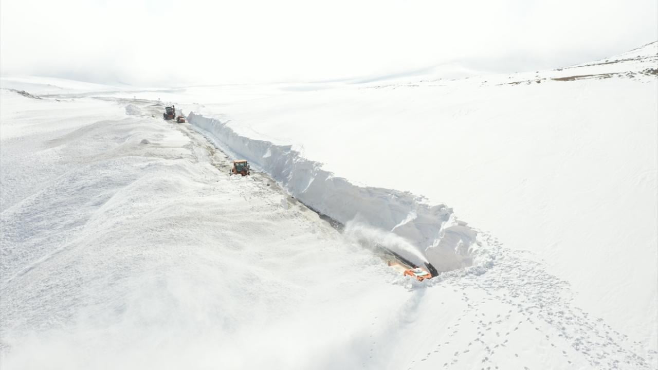 Kar kalınlığının 5 metreyi bulduğu bölgede yol ulaşıma böyle açıldı