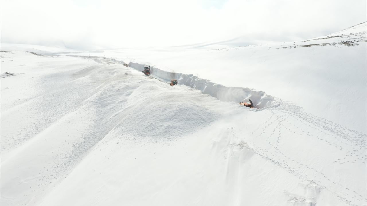 Foto - Kar kalınlığının 5 metreyi bulduğu bölgede yol ulaşıma böyle açıldı