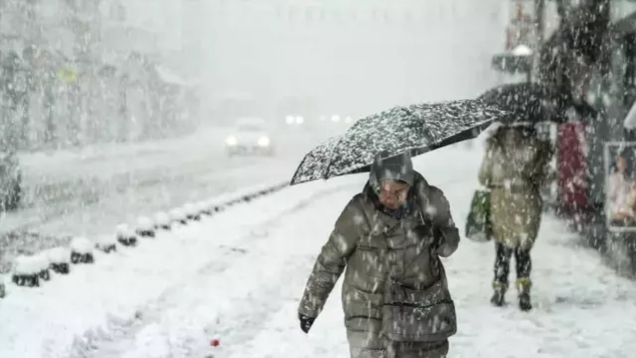 Foto - Kar kuvvetli geliyor! İstanbul’da pazartesi günü okullar tatil mi? Uzman isimden flaş açıklama