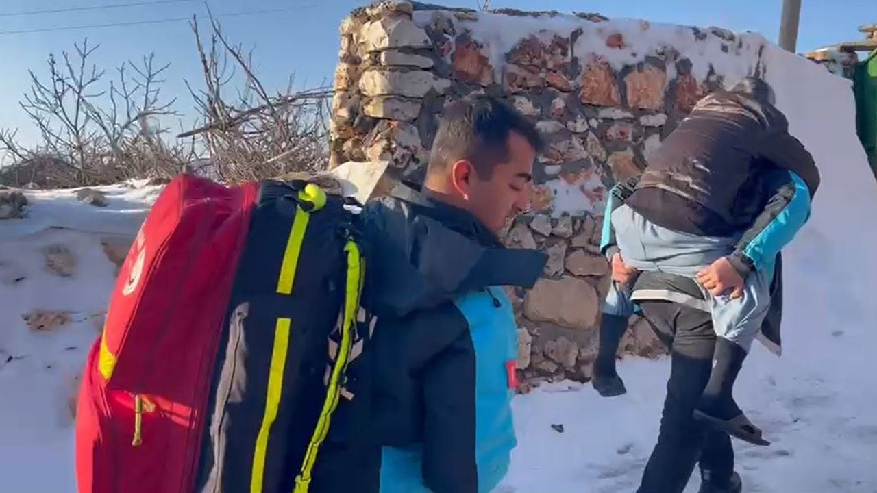 Foto - Kar Mardin'de hayatı durdurdu! Sağlık personelinden insanlık dersi