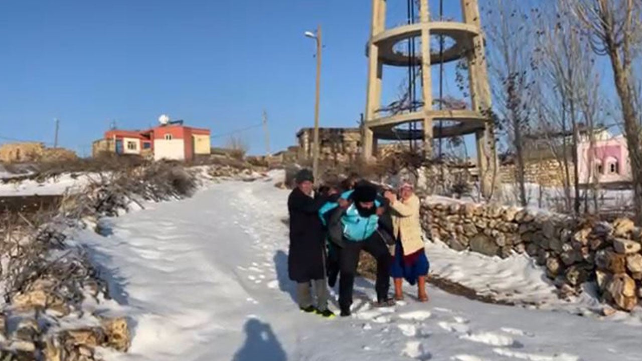 Kar Mardin'de hayatı durdurdu! Sağlık personelinden insanlık dersi