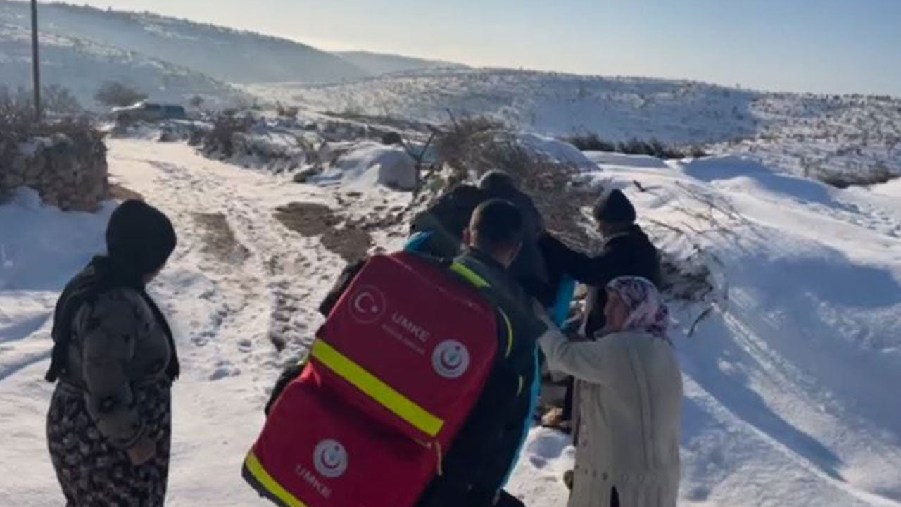 Foto - Kar Mardin'de hayatı durdurdu! Sağlık personelinden insanlık dersi