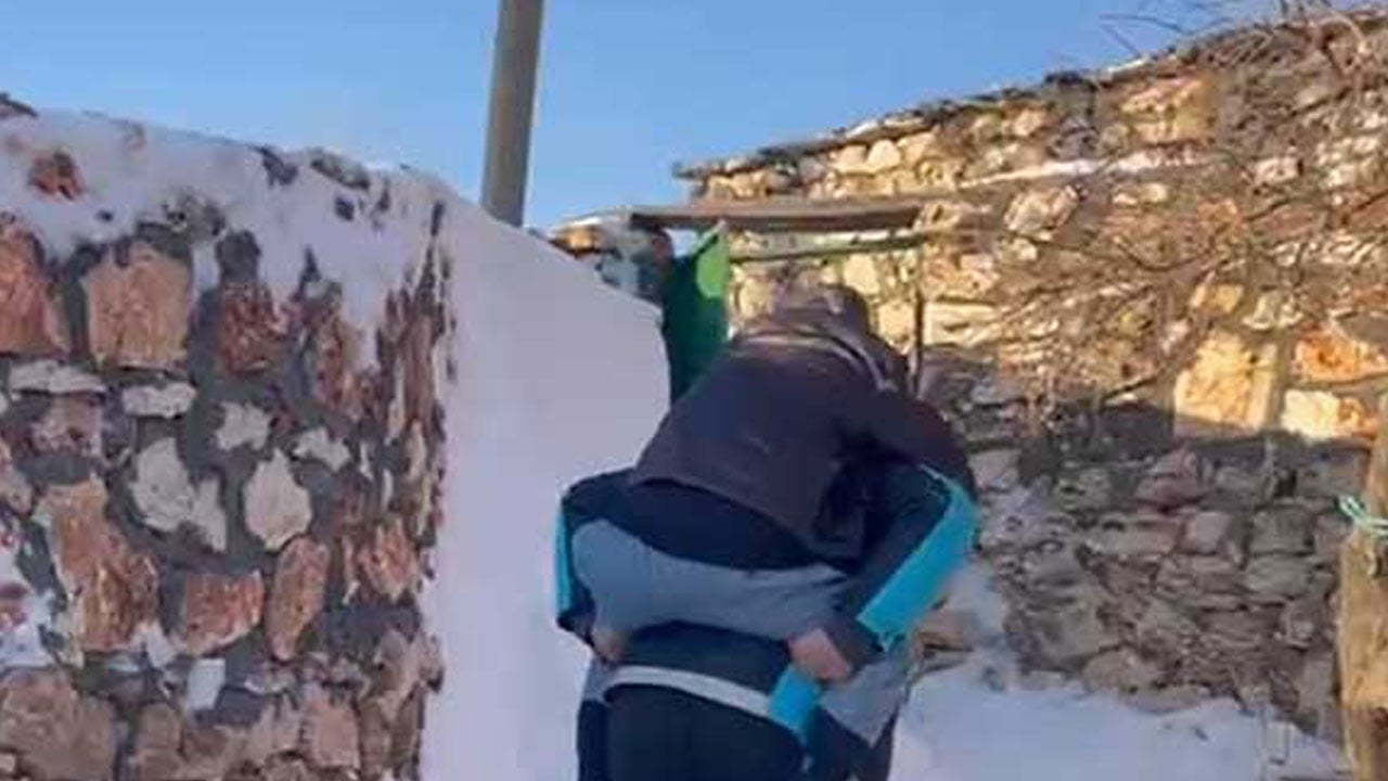 Foto - Kar Mardin'de hayatı durdurdu! Sağlık personelinden insanlık dersi