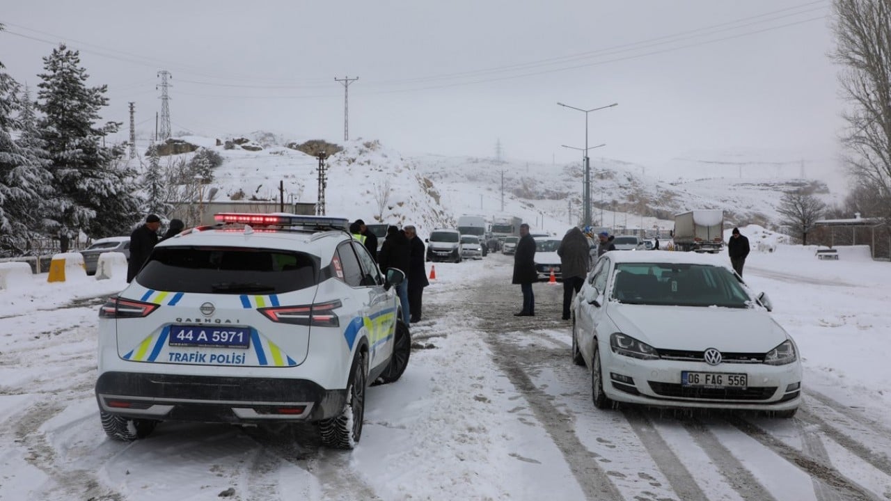 Foto - Kar nedeniyle kapanmıştı! İki il arasındaki kara yolu yeniden ulaşıma açıldı