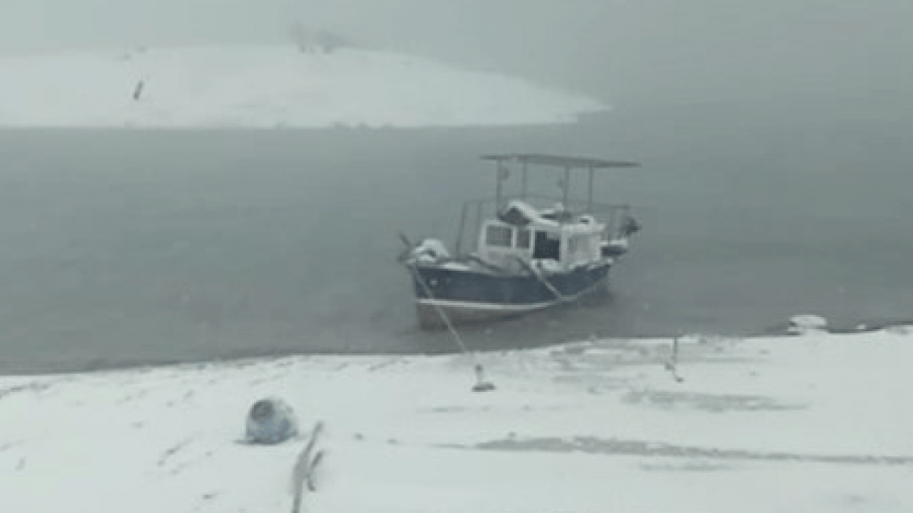 Kar ve sis balıkçıyı vurdu: Tekneler kıyıya çekildi! 5 gün avlanma yasağı geldi