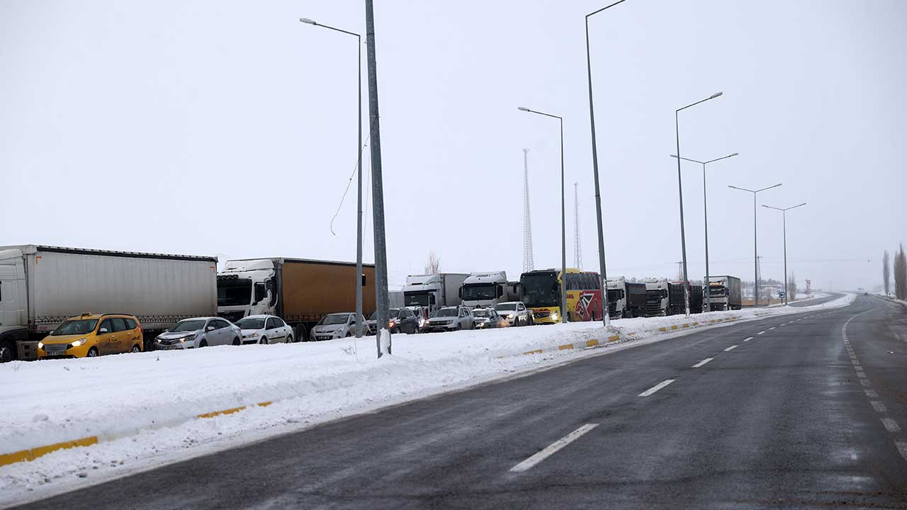 Foto - Kar ve tipi etkili oluyor! Sivas-Malatya kara yolu kapandı