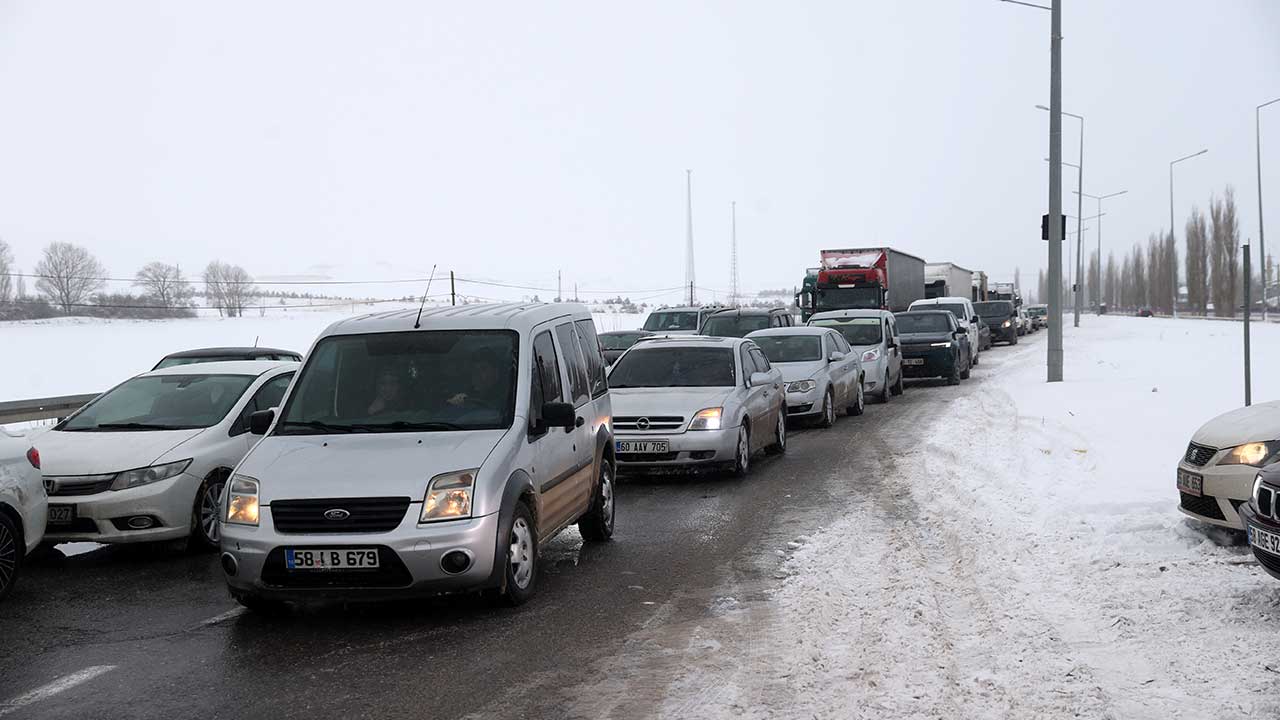 Foto - Kar ve tipi etkili oluyor! Sivas-Malatya kara yolu kapandı