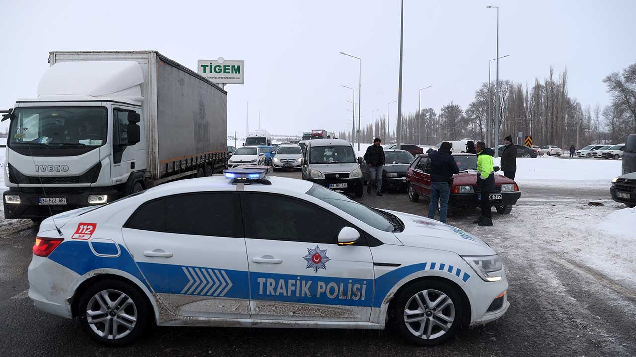 Foto - Kar ve tipi etkili oluyor! Sivas-Malatya kara yolu kapandı