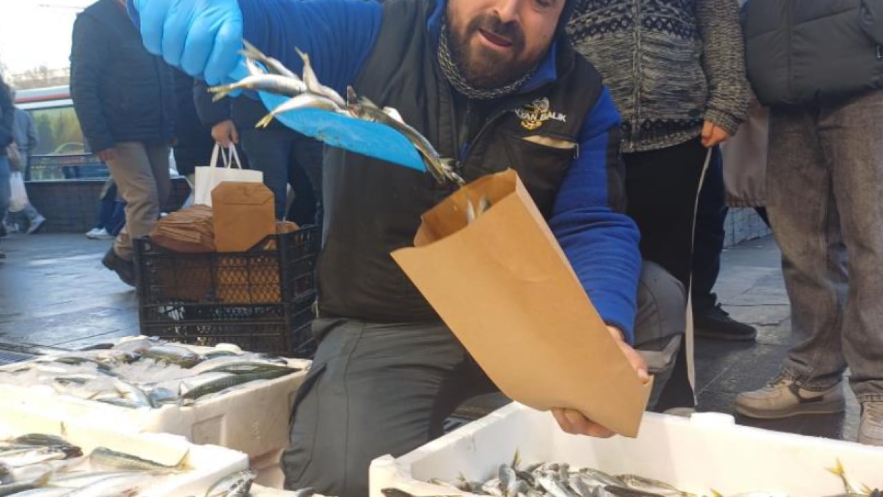 Foto - Kar yağdı balık tezgahları doldu taştı