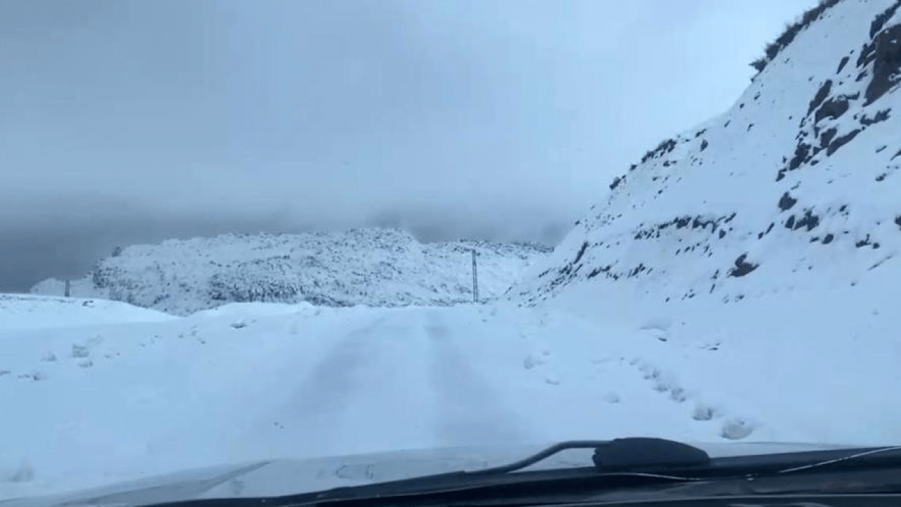 Foto - Kar yağışı ulaşımı felç etti: Yüksek rakımlı bölgelerde 2 günde hayat durdu