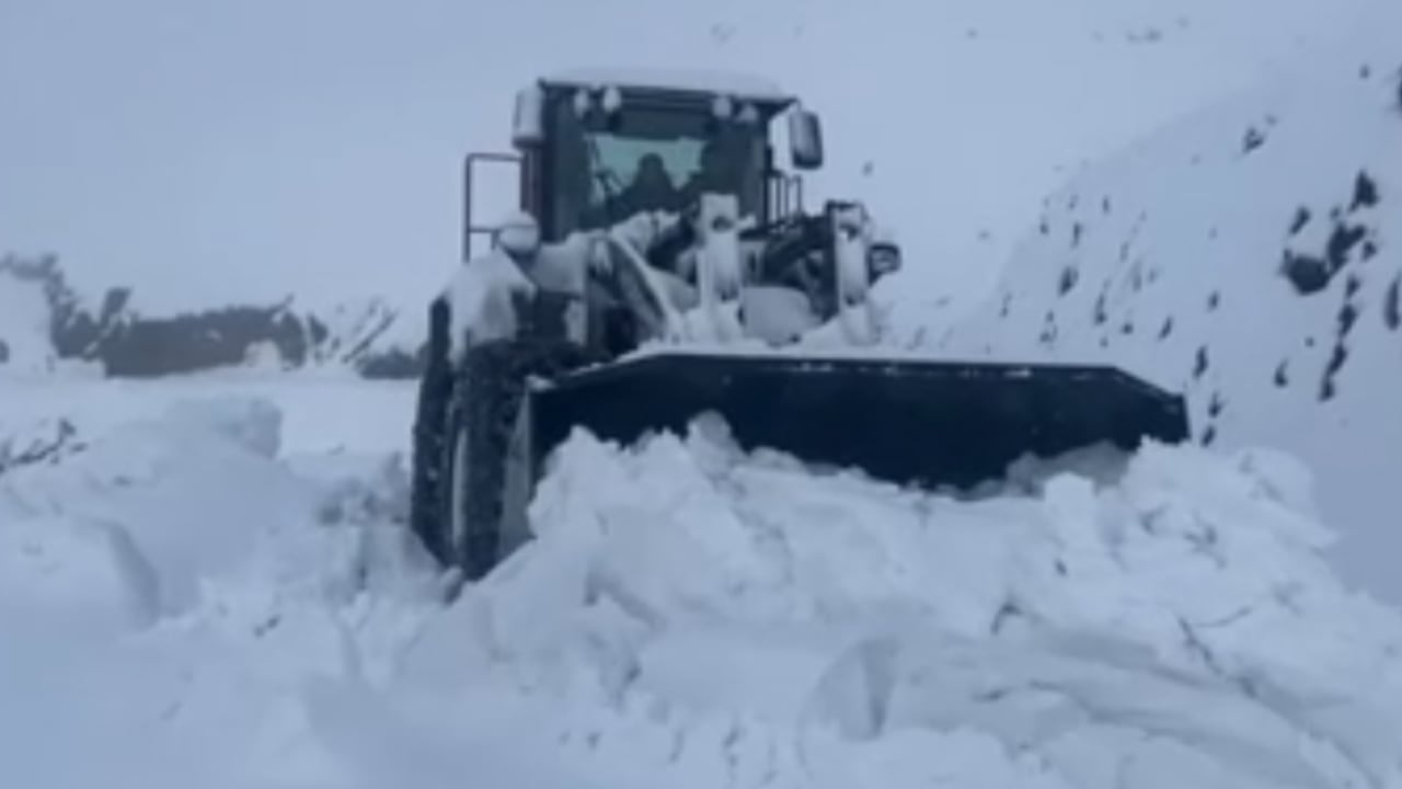 Foto - Kar yağışı ulaşımı felç etti: Yüksek rakımlı bölgelerde 2 günde hayat durdu