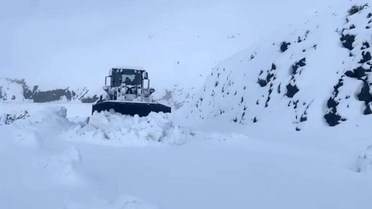 Foto - Kar yağışı ulaşımı felç etti: Yüksek rakımlı bölgelerde 2 günde hayat durdu