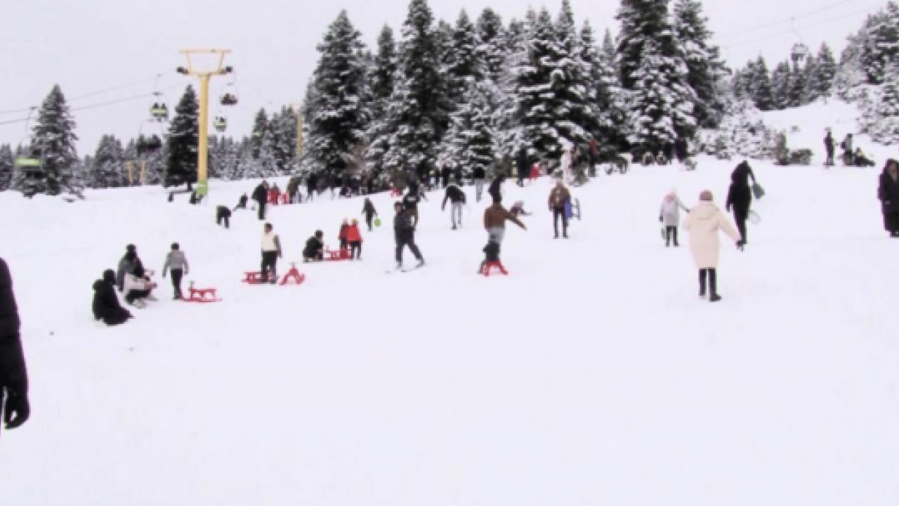 Kar yağışını fırsat bildiler! Koşa koşa oraya gittiler!