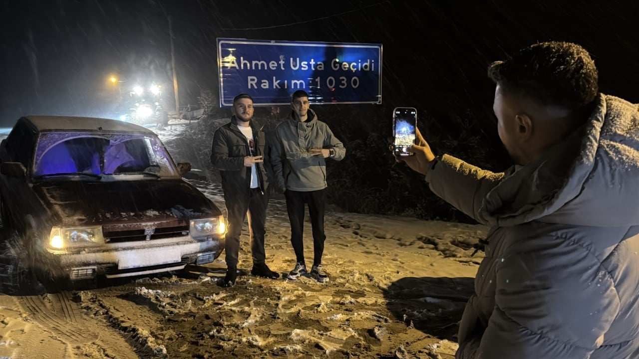 Kar yağışını fırsat bilenler soluğu Ahmet Usta Geçidi’nde aldı