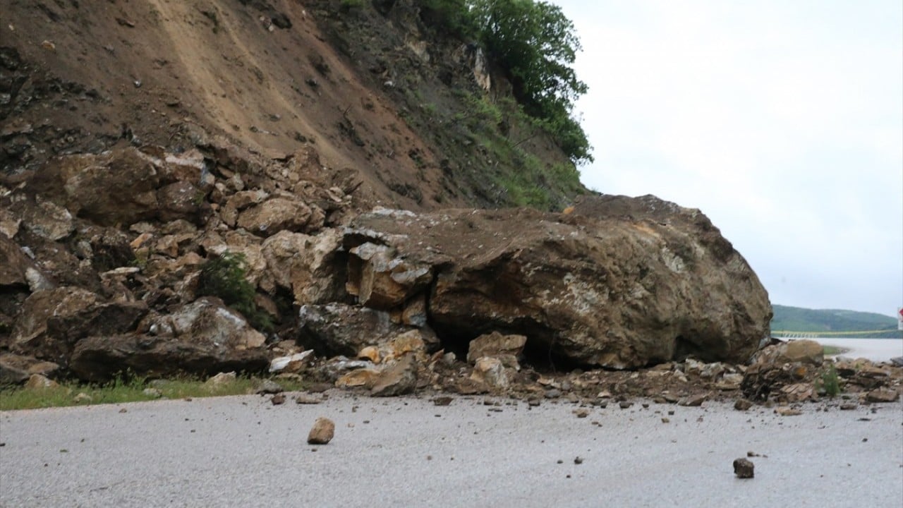 Foto - Kara yolunda heyelan! Çift yönlü ulaşıma kapandı
