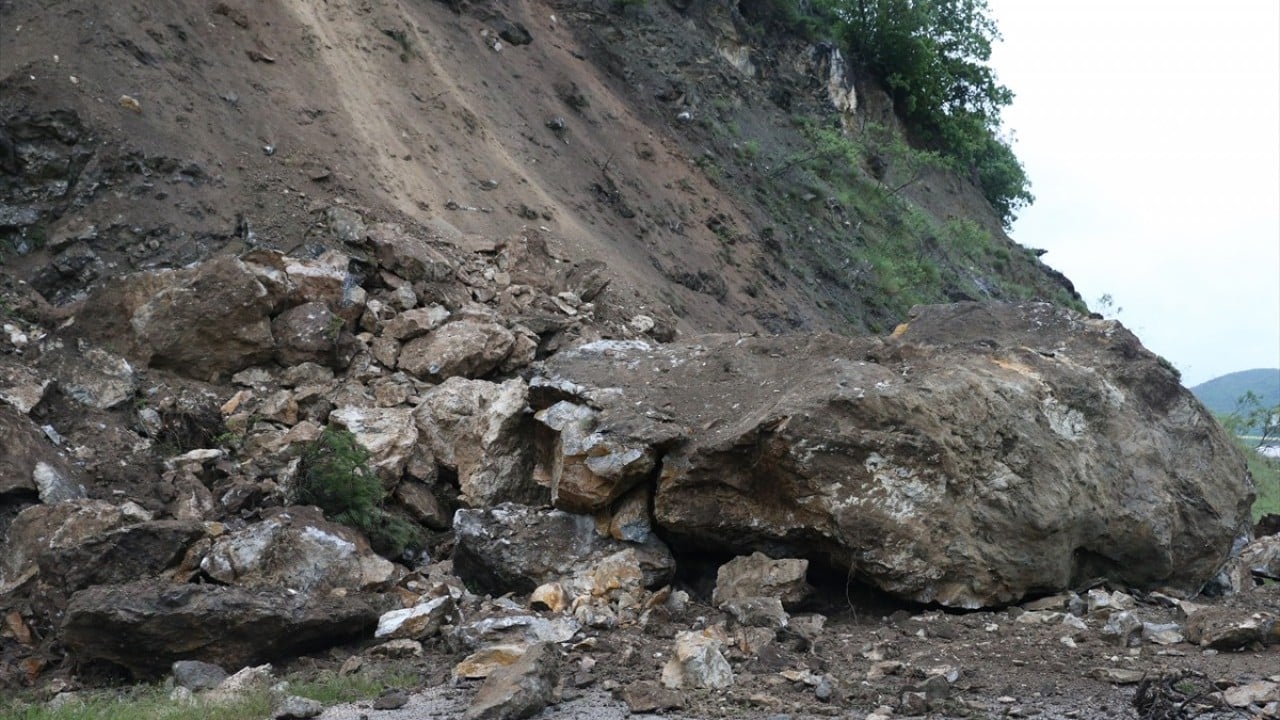 Foto - Kara yolunda heyelan! Çift yönlü ulaşıma kapandı