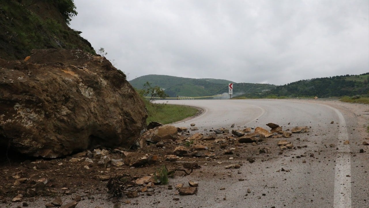 Foto - Kara yolunda heyelan! Çift yönlü ulaşıma kapandı