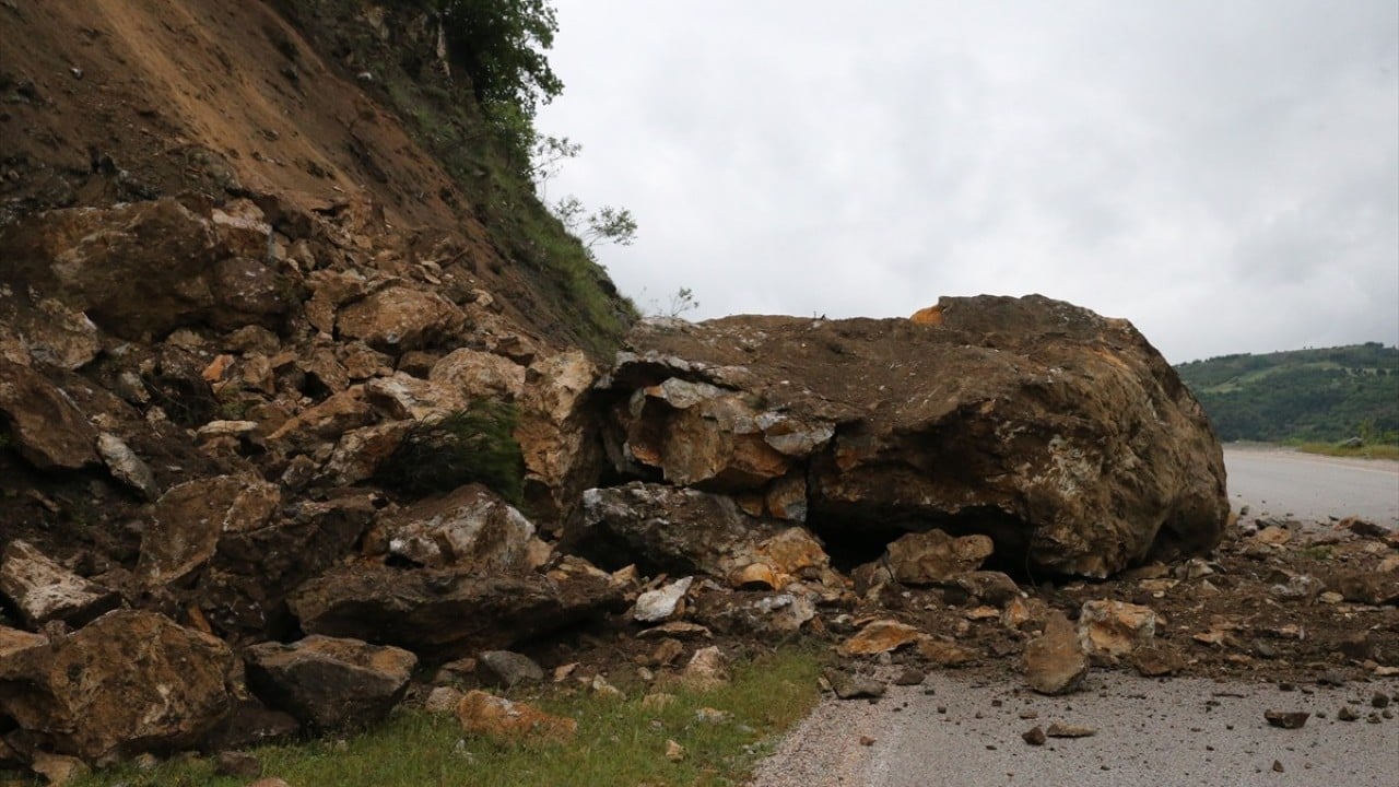 Kara yolunda heyelan! Çift yönlü ulaşıma kapandı