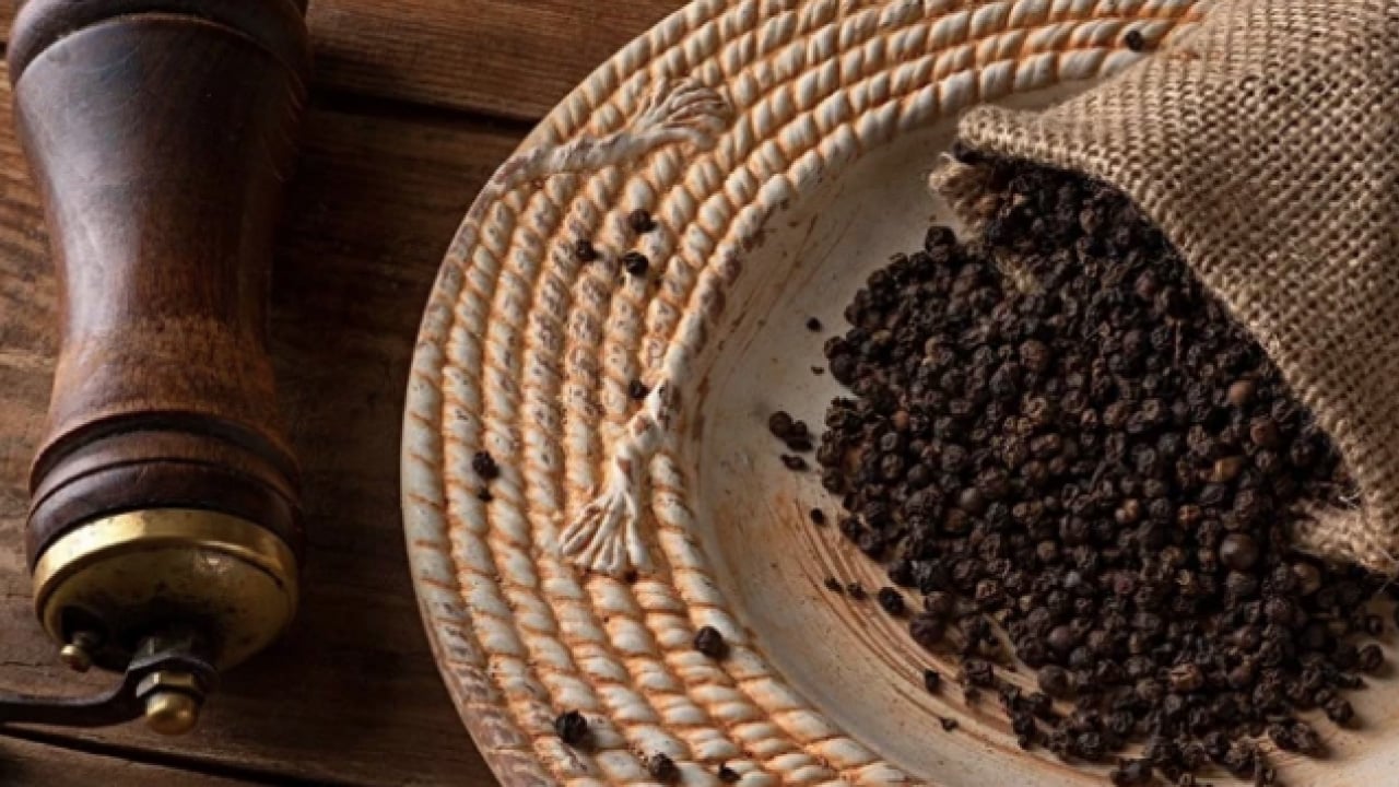 Karabiber yağ yakımına hız kazandırıyor: Karabiberi böyle tüketenler, bilinmeyen bu etkisine şaşıracaksınız