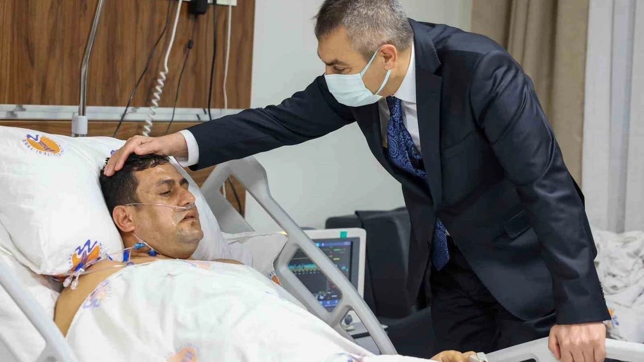 Foto - Karaciğeri parçalanmıştı… Öğrencisinin vurduğu müdür yoğun bakımdan çıktı! Bakan Tekin’den moral telefonu