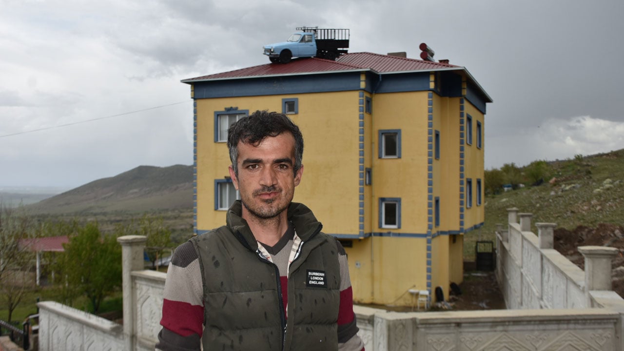 Foto - Karadeniz değil Niğde! 3 katlı evin çatısında kamyonet yerleştirdi