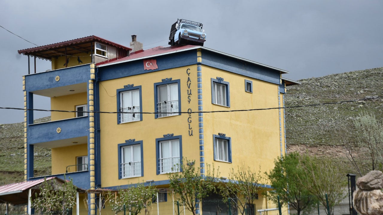 Foto - Karadeniz değil Niğde! 3 katlı evin çatısında kamyonet yerleştirdi