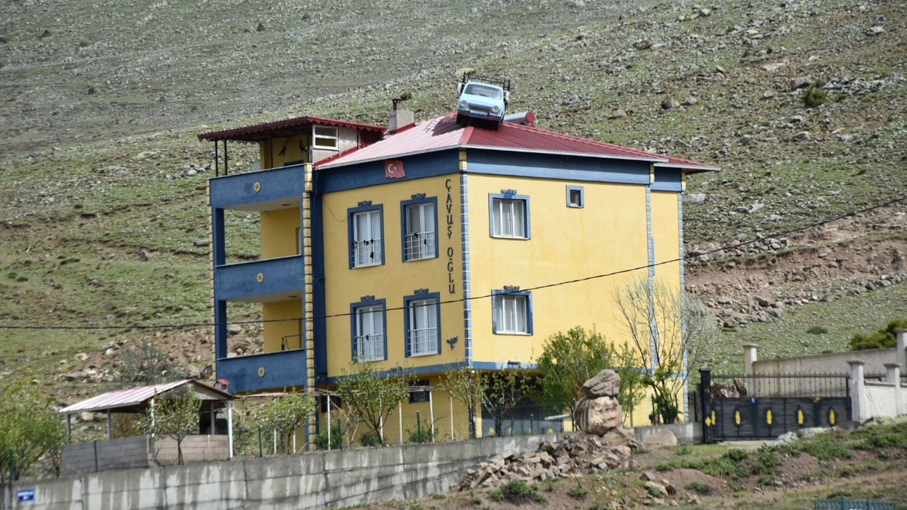 Karadeniz değil Niğde! 3 katlı evin çatısında kamyonet yerleştirdi