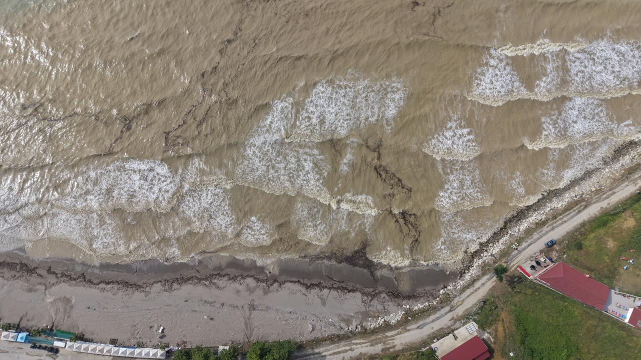 Foto - Karadeniz'de sağanak etkili oldu! Denizin rengi bile değişti