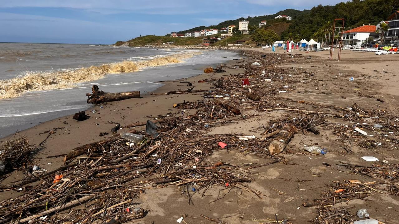Foto - Karadeniz'de sağanak etkili oldu! Denizin rengi bile değişti