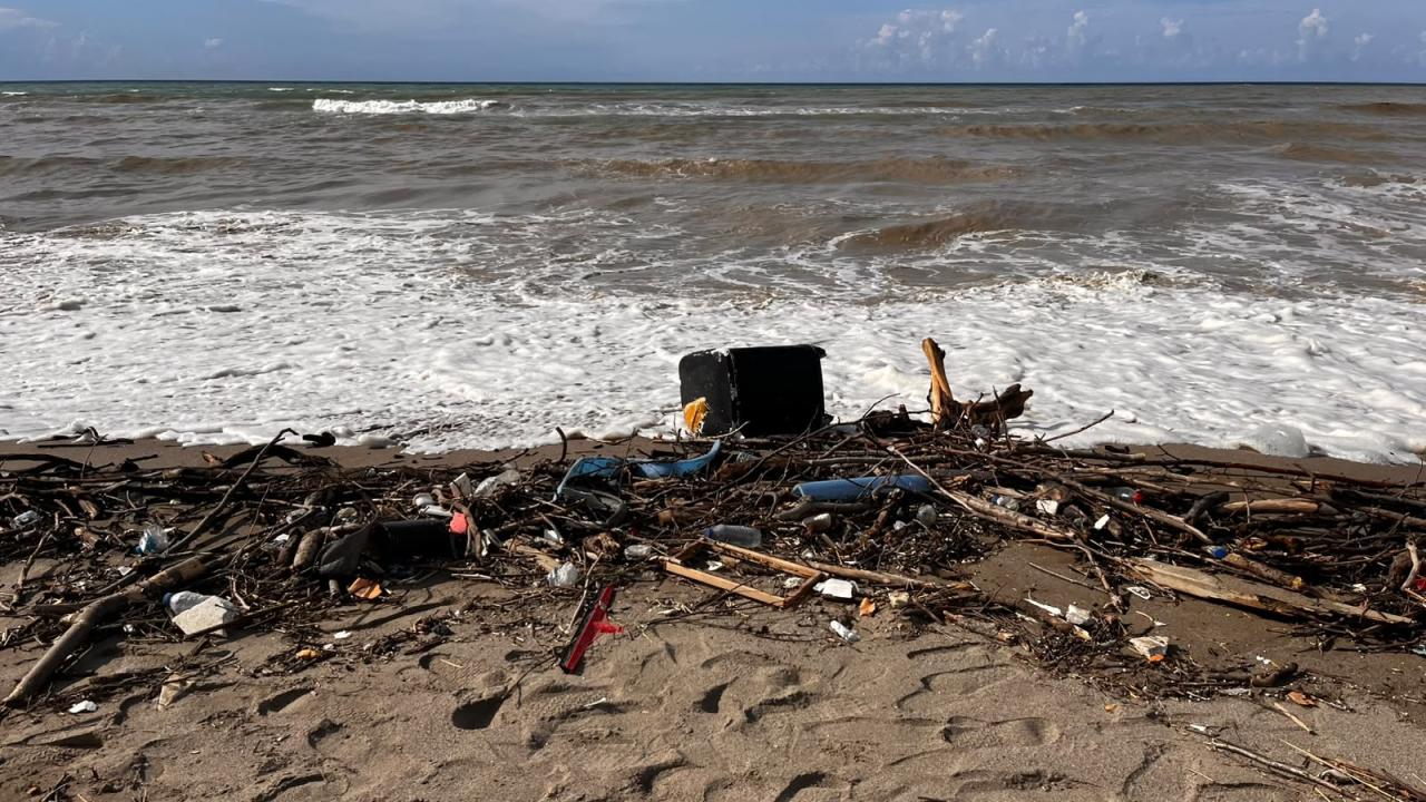 Foto - Karadeniz'de sağanak etkili oldu! Denizin rengi bile değişti