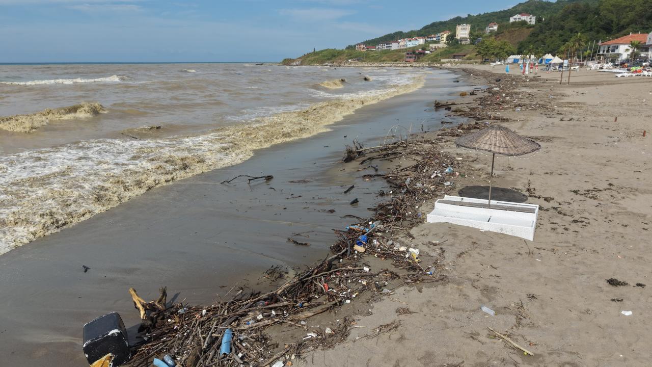 Foto - Karadeniz'de sağanak etkili oldu! Denizin rengi bile değişti
