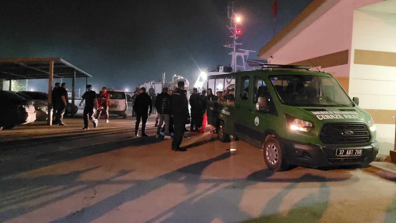 Foto - Karadeniz’de saldırıya uğrayan Türk teknesindeki yaralılara denizde müdahale