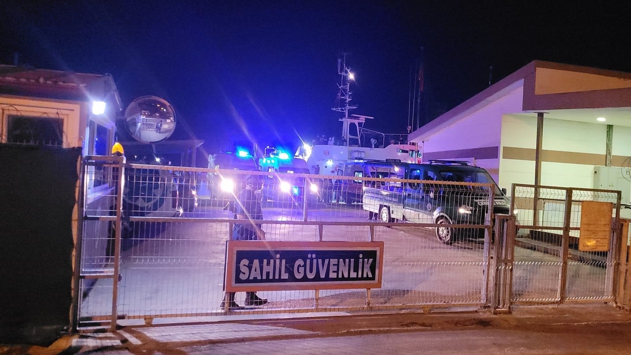 Foto - Karadeniz’de saldırıya uğrayan Türk teknesindeki yaralılara denizde müdahale