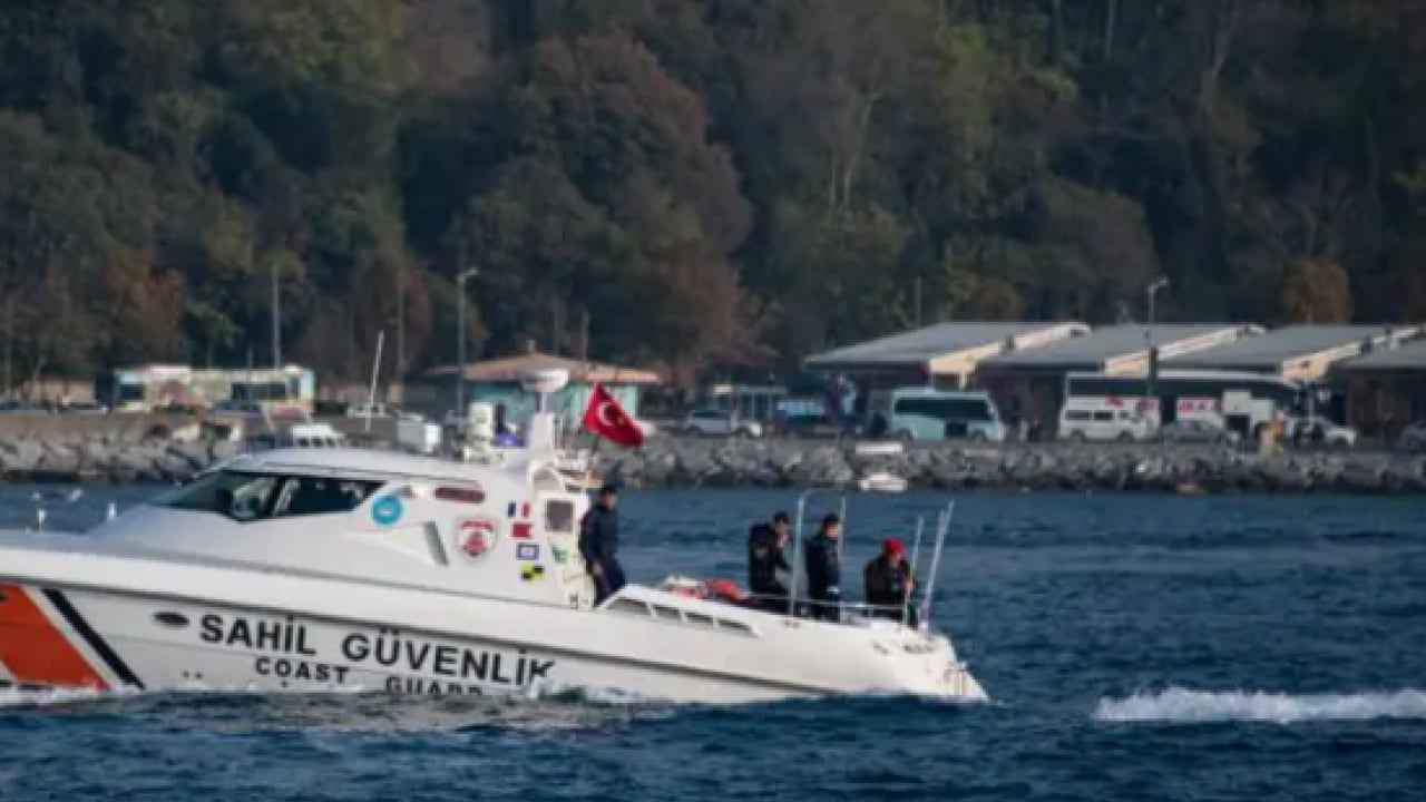 Foto - Karadeniz’de saldırıya uğrayan Türk teknesindeki yaralılara denizde müdahale