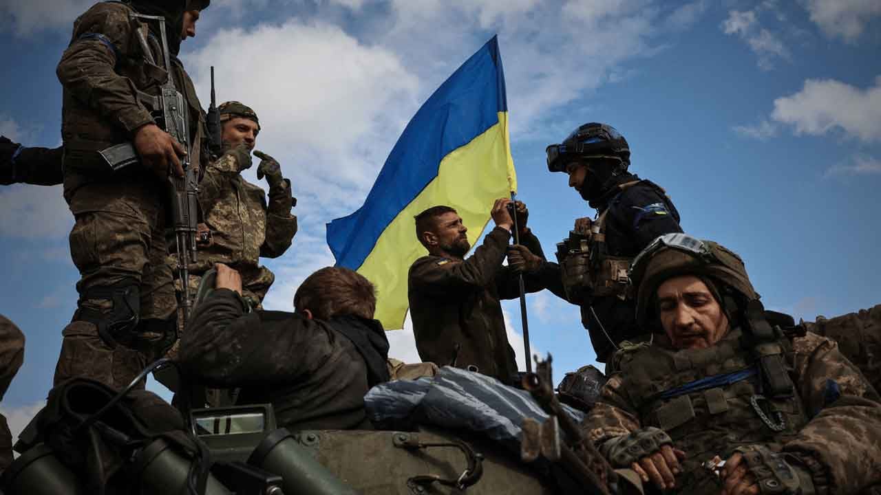 Foto - Karadeniz'de sıcak saatler! Petrol rafinerisi vuruldu