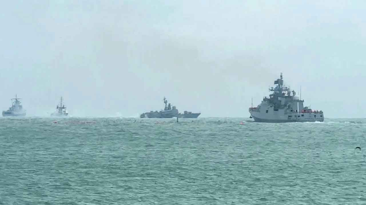 Foto - Karadeniz'de sıcak saatler! Petrol rafinerisi vuruldu