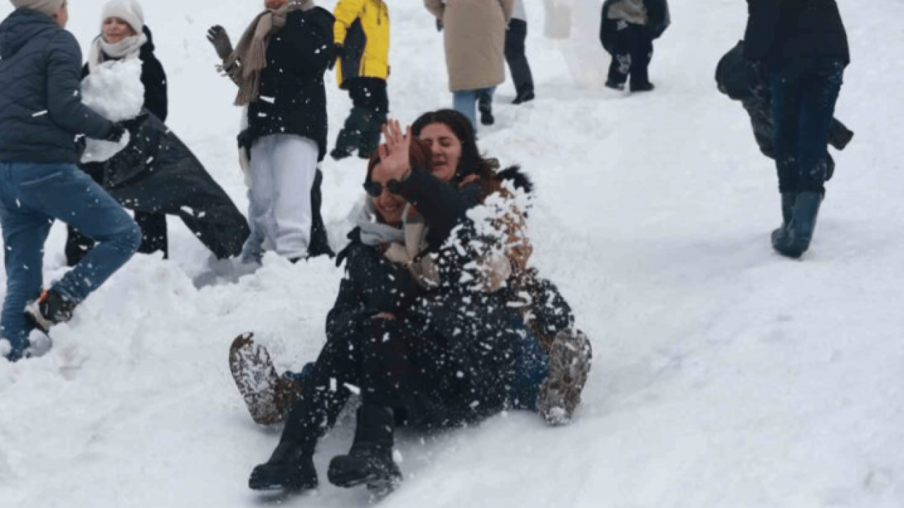 Karadeniz'in zirvesinde şenlik var: Kardan Adam Festivali coşkuyla başladı!